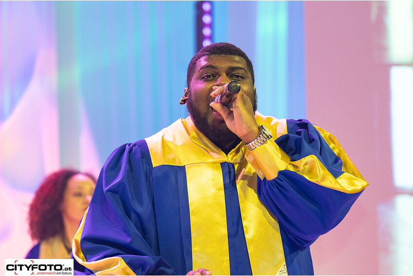 Sängerin in Bewegung auf der Bühne