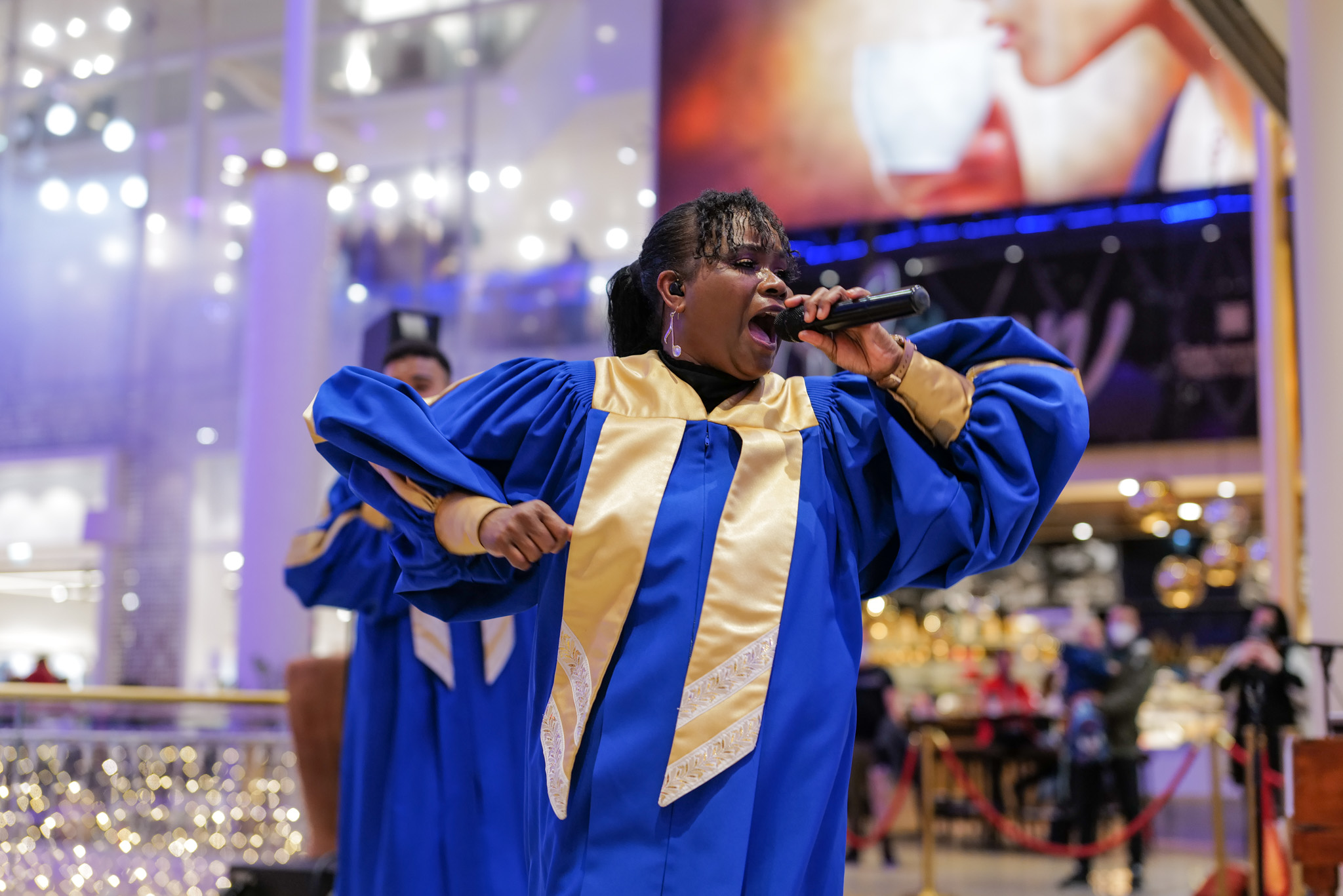 Sängerin mit Mikrofon